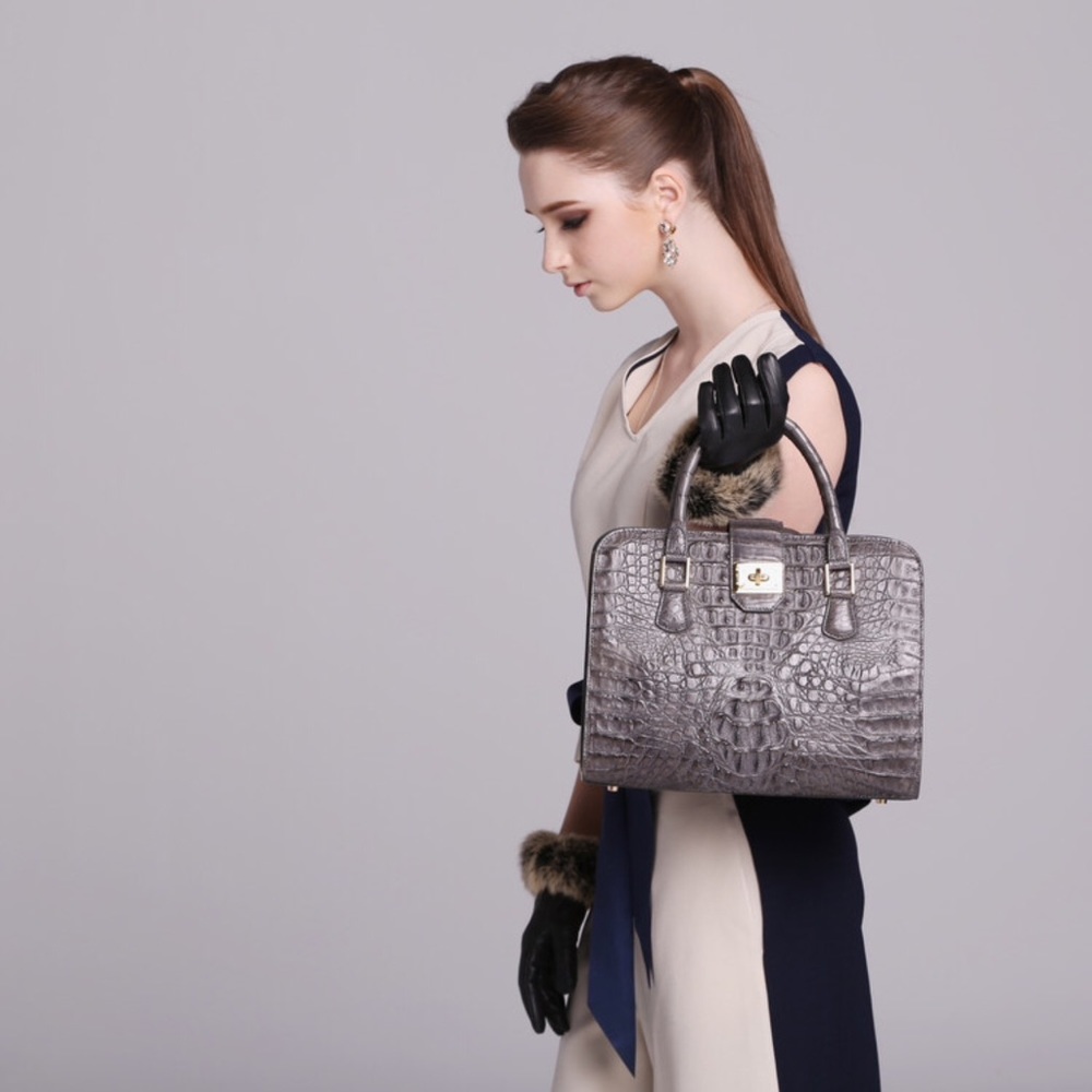 Pre-Order D'MOM Hebilla Limited Crocodile Handbag!